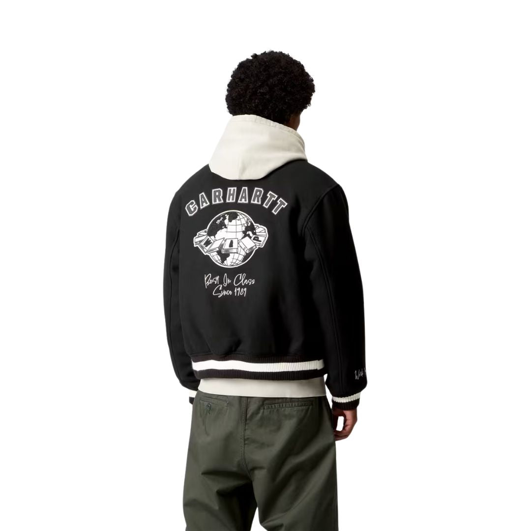 Modelo vistiendo la chaqueta Carhartt WIP World Class Varsity color Black vista trasera de cuerpo entero.