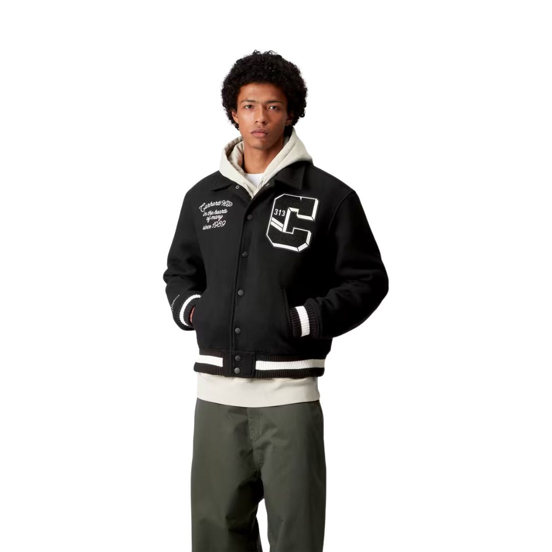 Modelo vistiendo la chaqueta Carhartt WIP World Class Varsity color Black vista frontal medio cuerpo
