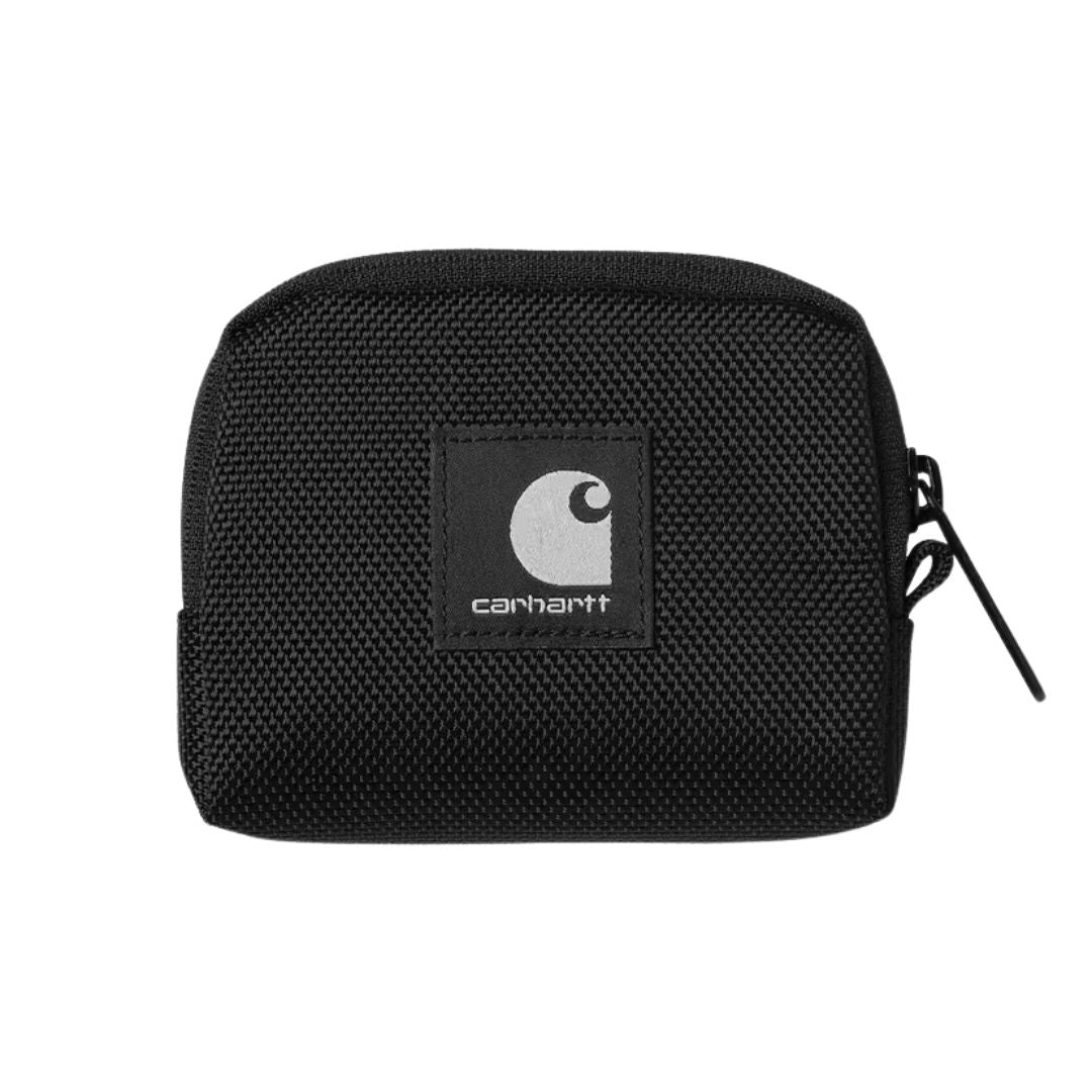 Monedero Carhartt WIP Richmond Coin Wallet en color negro, vista frontal plana con la etiqueta cuadrada tejida centrada y la cremallera cerrada en el lateral derecho.