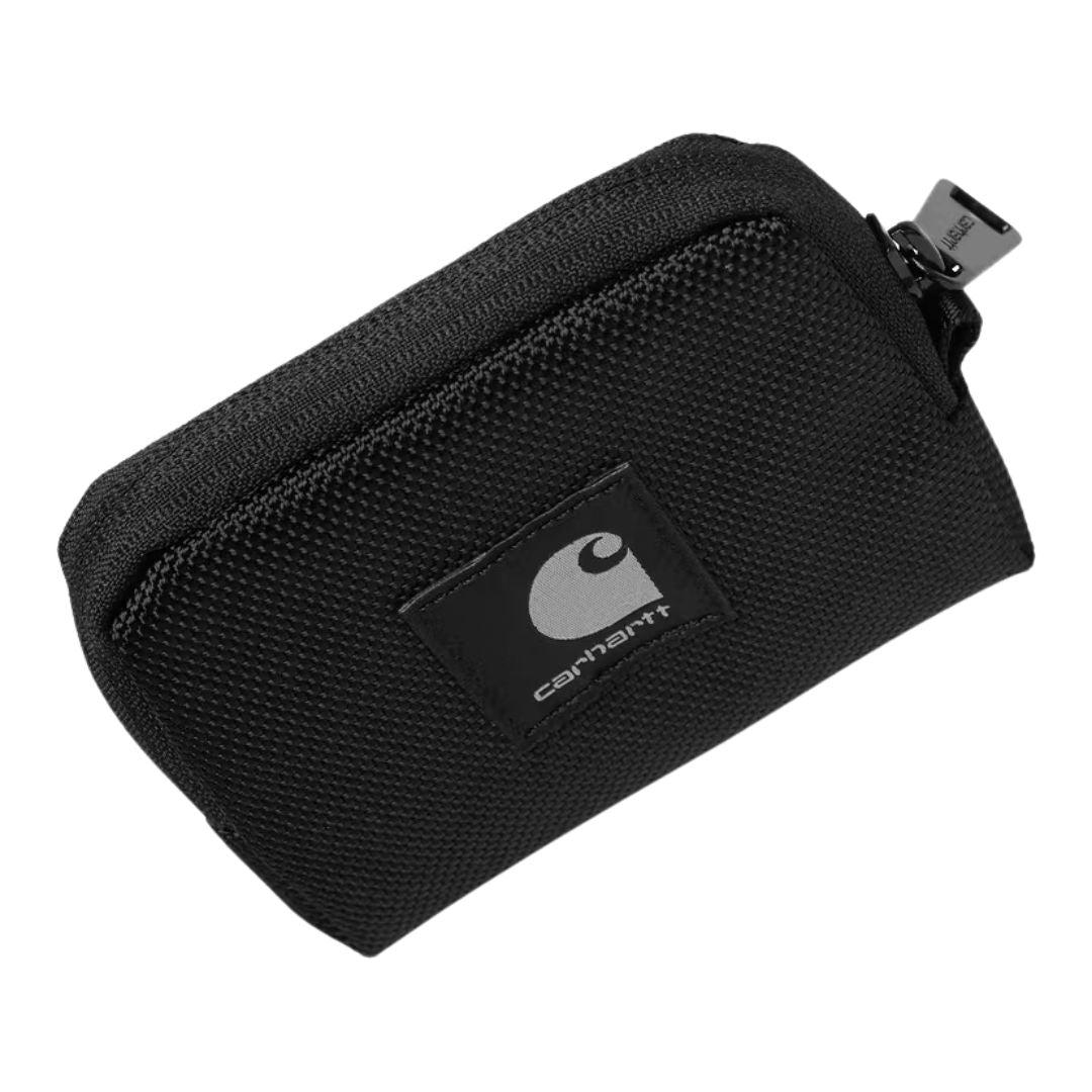 Monedero Carhartt WIP Richmond Coin Wallet en color negro, vista en ángulo mostrando la etiqueta cuadrada tejida del logo y el tirador metálico de la cremallera sobre el nailon texturizado.