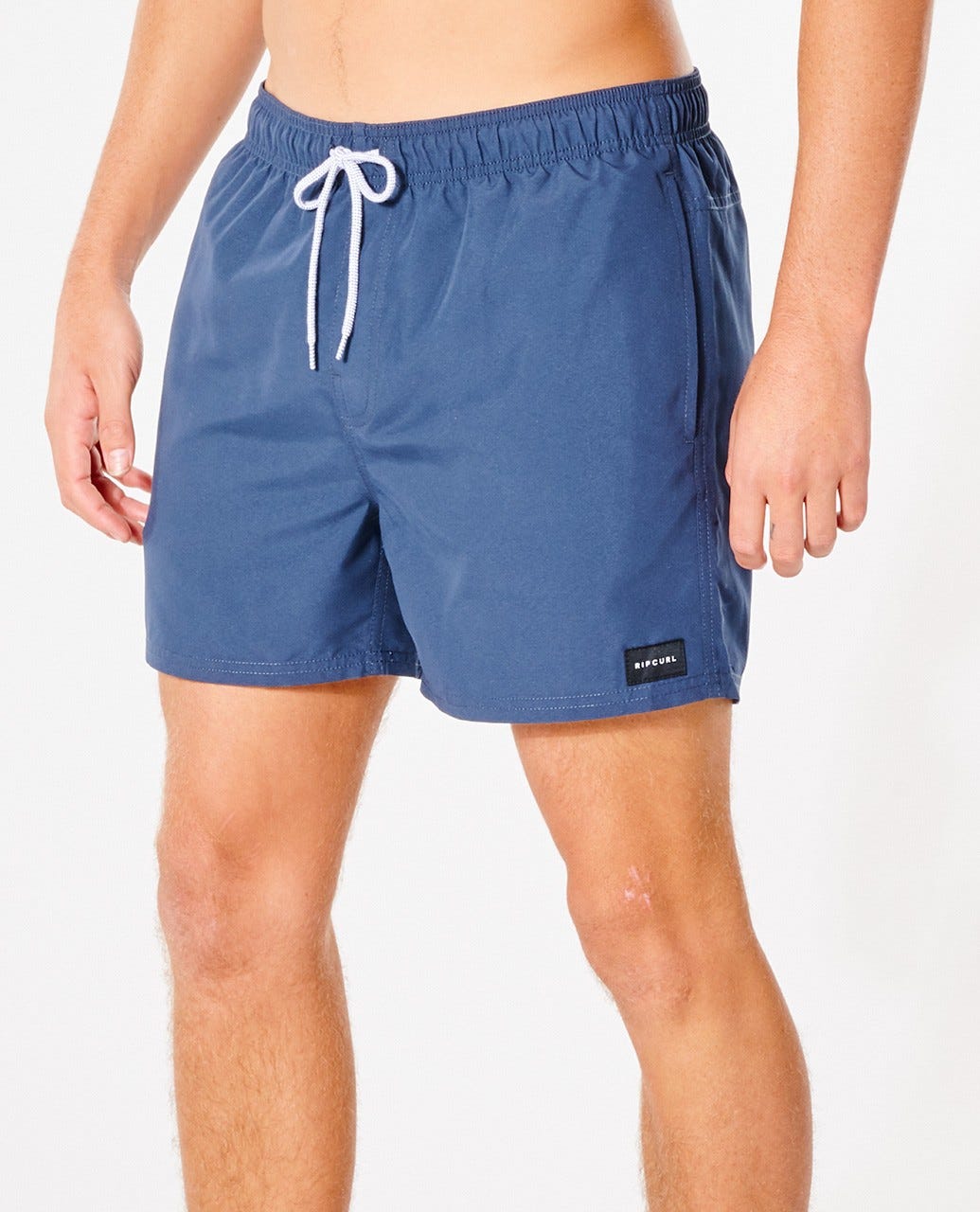 Pantalones cortos de surf Rip Curl Offset Volley 15 pulgadas azul – Vista frontal con cintura elástica y cordón blanco