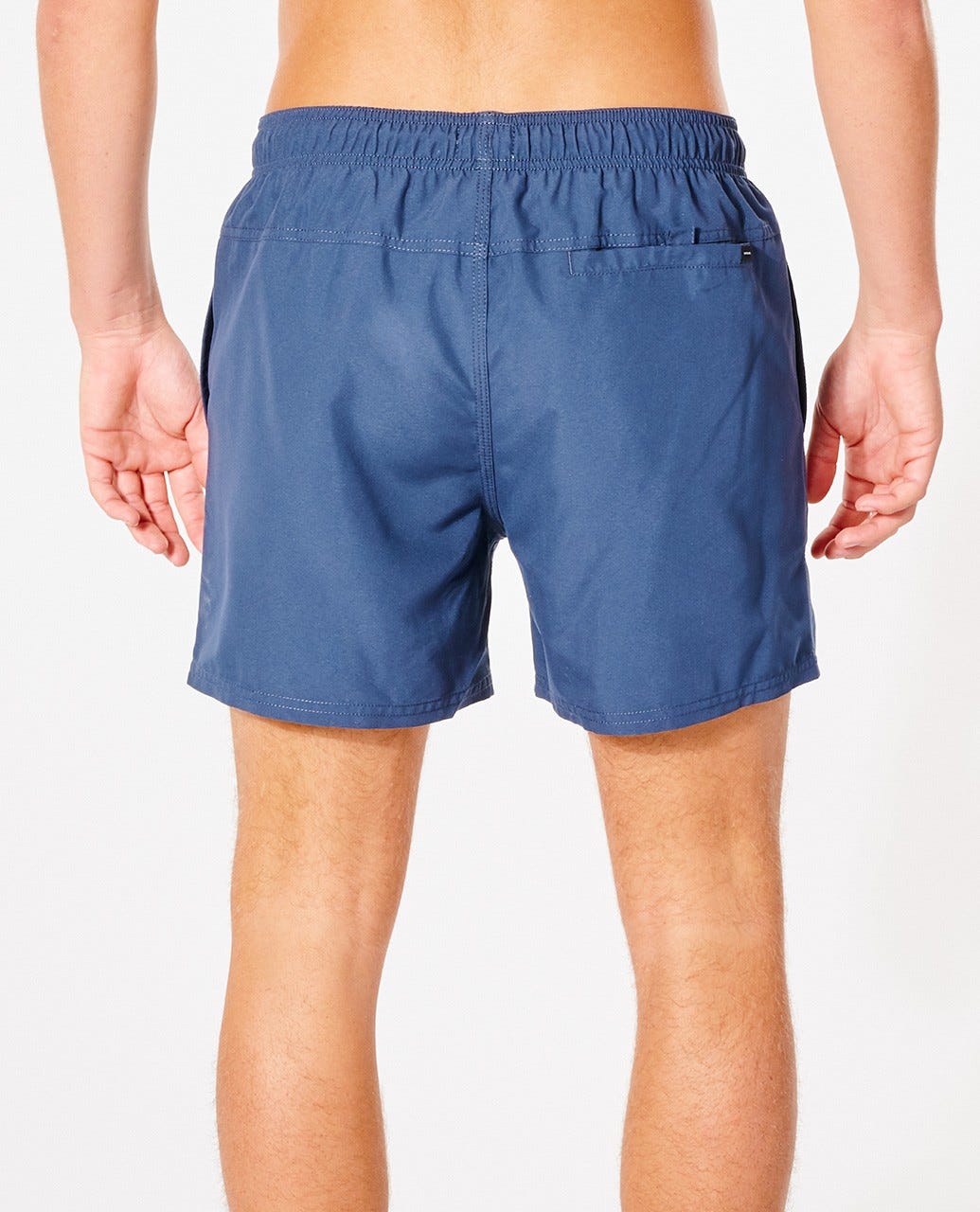 Pantalones cortos de surf Rip Curl Offset Volley 15 pulgadas azul – Vista trasera con bolsillo trasero y corte volley