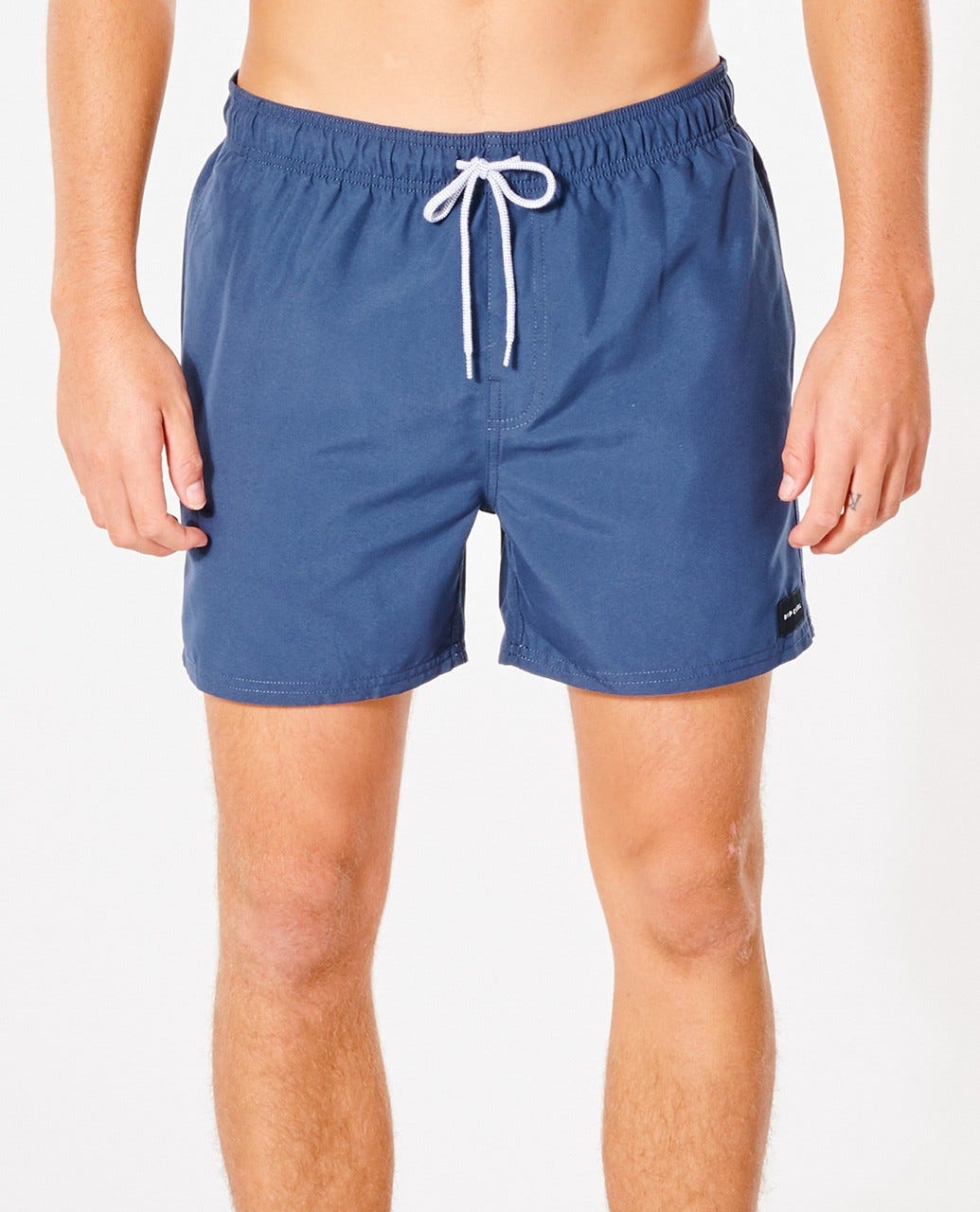 Pantalones cortos de surf Rip Curl Offset Volley 15 pulgadas azul – Imagen completa de modelo con shorts corte volley