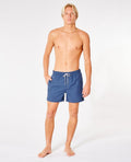 Modelo con pantalones cortos Rip Curl Offset Volley 15 pulgadas azul – Estilo casual, ideal para surf y playa