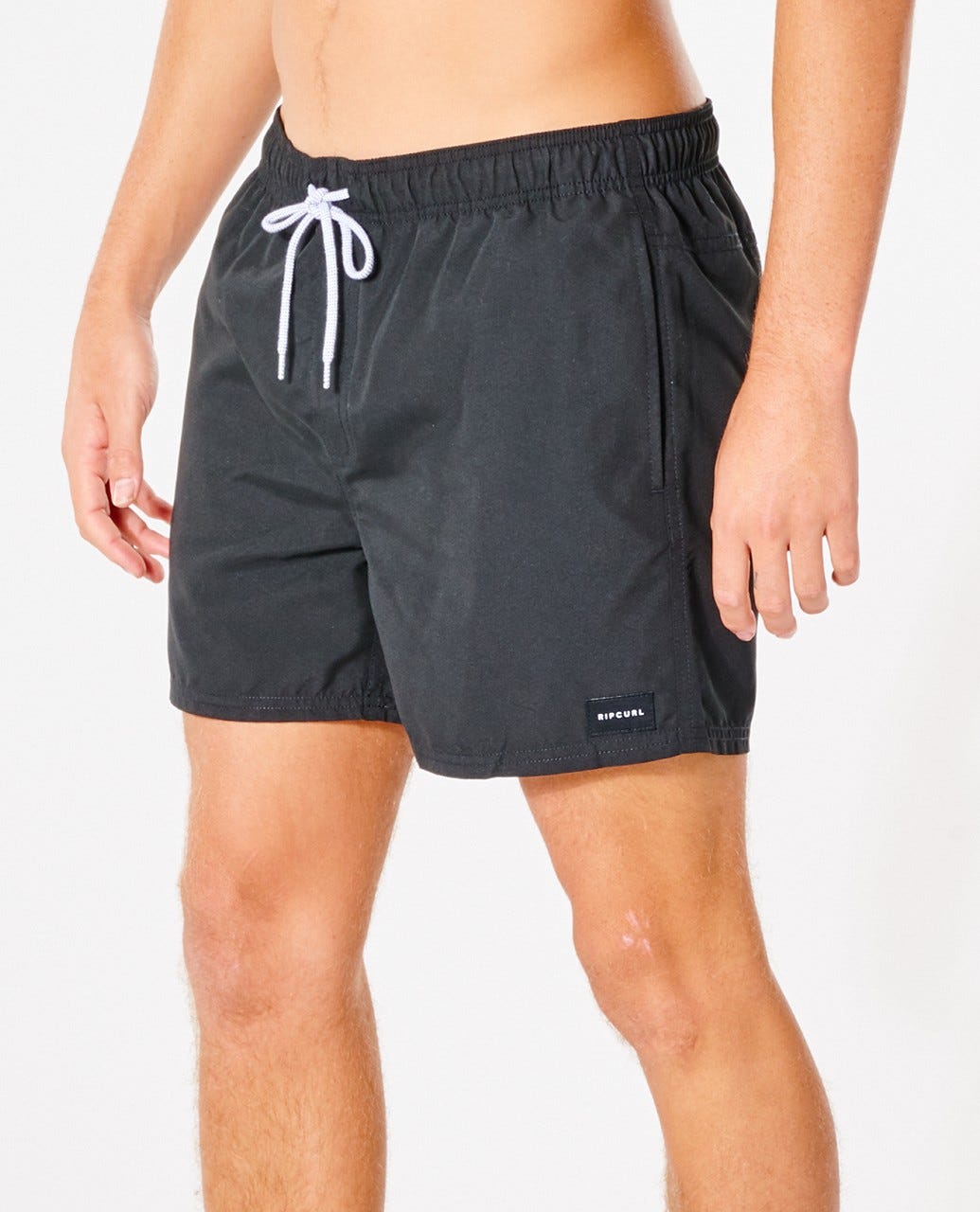 Pantalones cortos de surf Rip Curl Offset Volley 15 pulgadas negro – Vista frontal con cintura elástica y cordón blanco