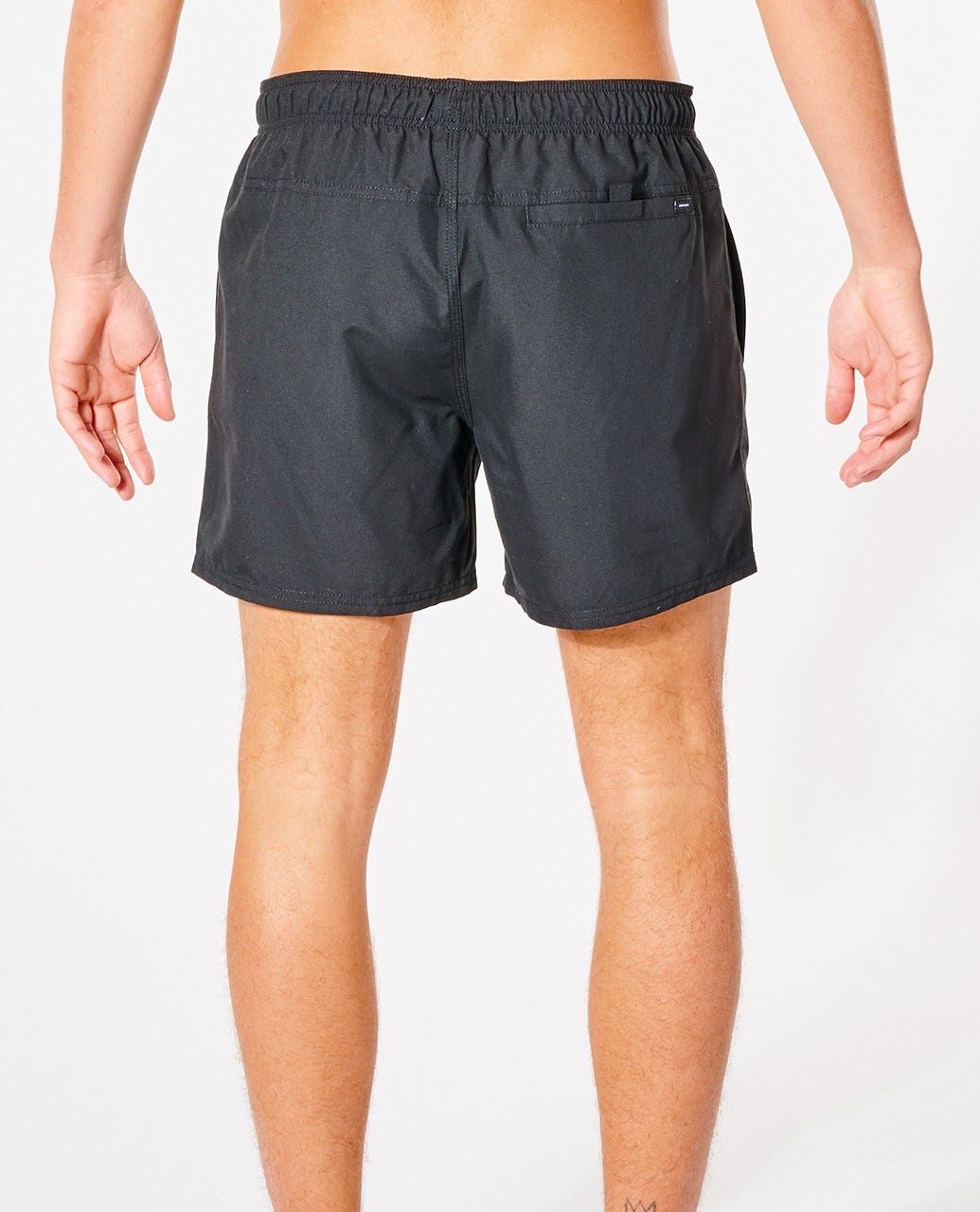 Pantalones cortos de surf Rip Curl Offset Volley 15 pulgadas negro – Vista trasera con bolsillo trasero y corte volley