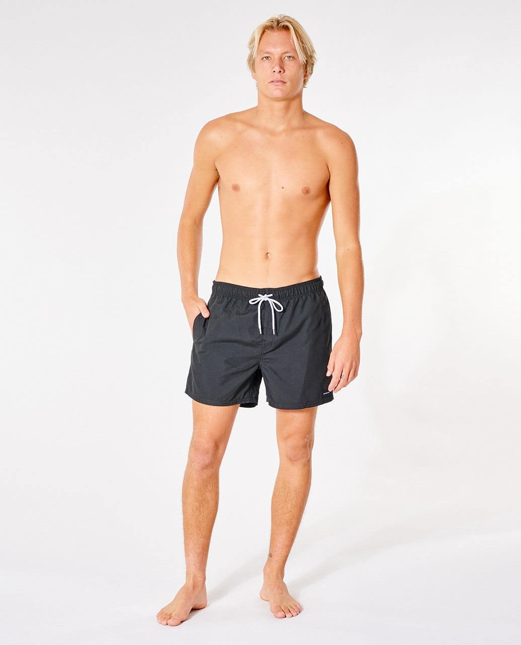 Pantalones cortos de surf Rip Curl Offset Volley 15 pulgadas negro – Imagen completa de modelo con shorts corte volley