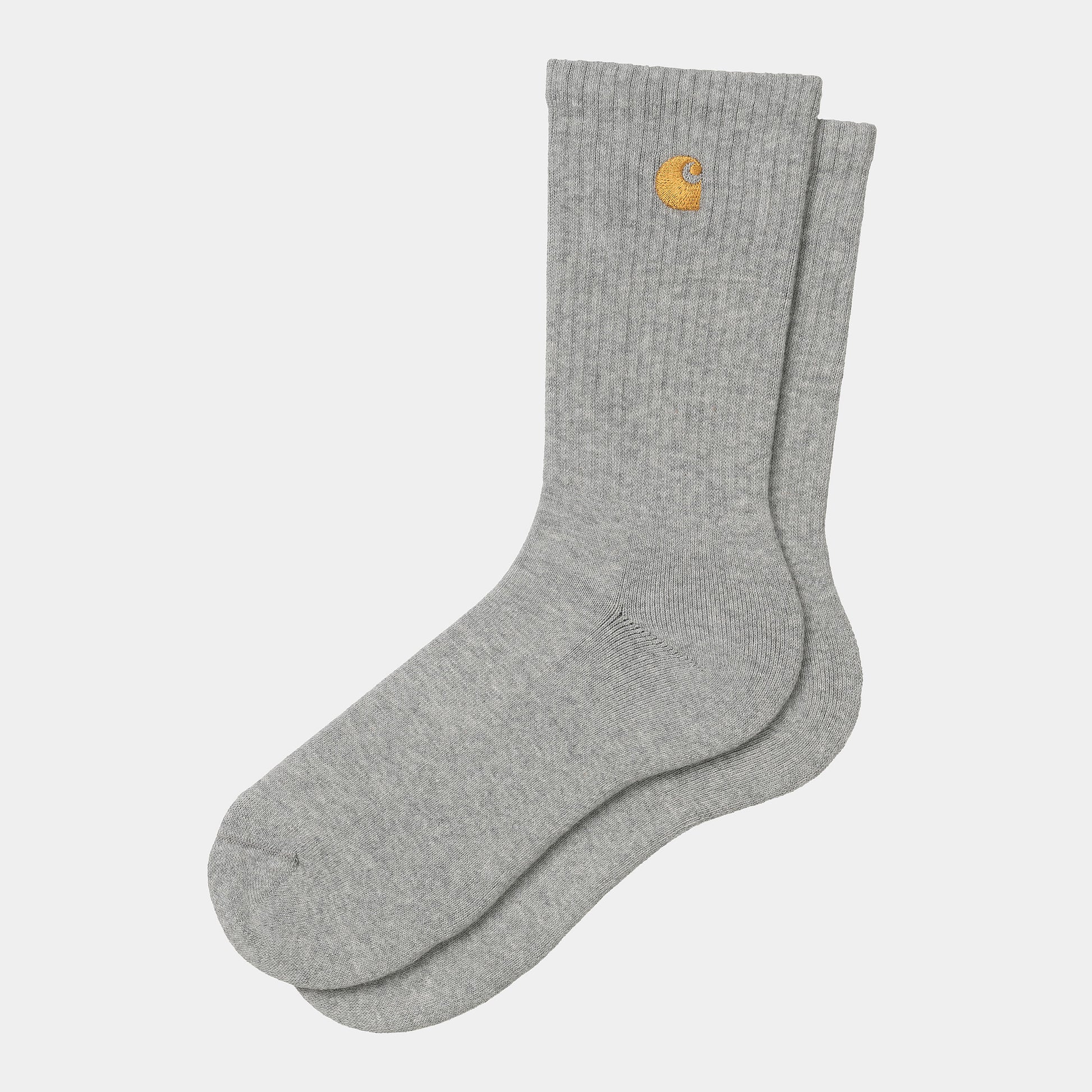 Calcetines Carhartt WIP Chase Socks grises con el logo bordado en dorado