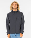 Chaqueta Rip Curl Elite Anti-Series negra para hombre, vista frontal con capucha, cremallera central y bolsillo en el pecho