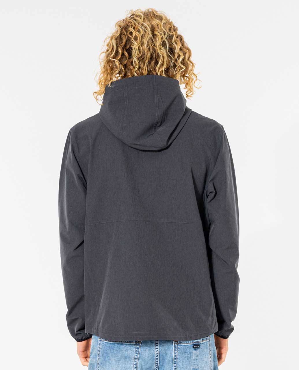 Chaqueta Rip Curl Elite Anti-Series negra para hombre, vista trasera con capucha y ajuste recto