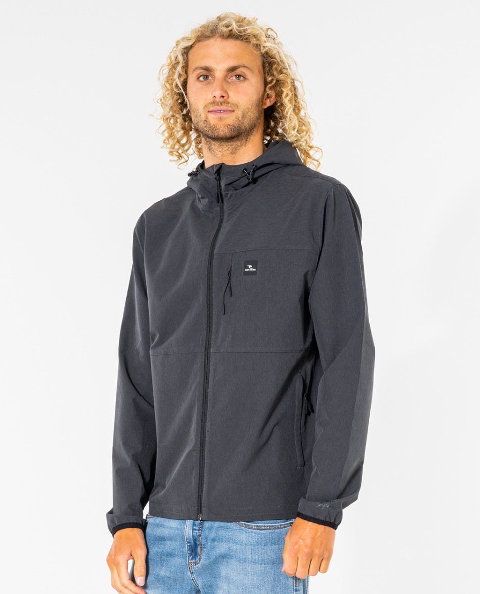 Chaqueta Rip Curl Elite Anti-Series negra para hombre, vista frontal con capucha, cremallera central y bolsillo en el pecho