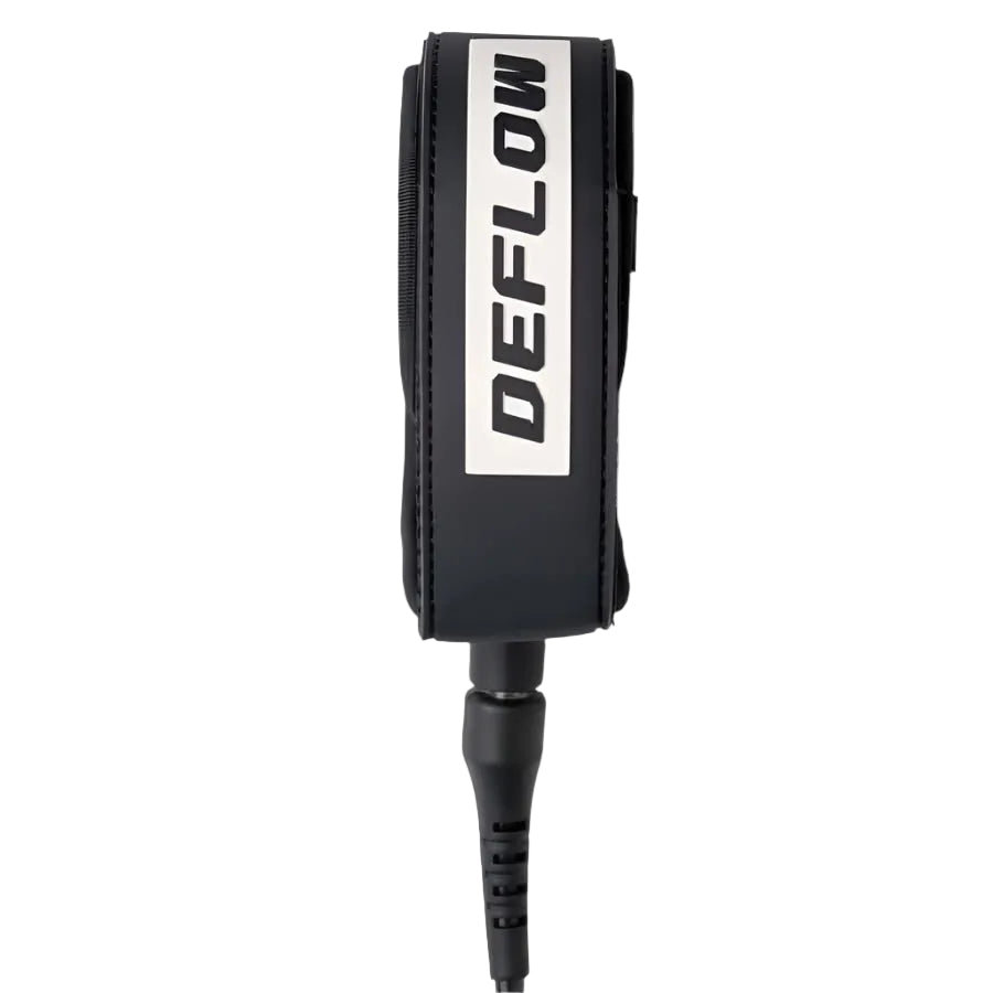Invento de surf Deflow Core Leash en color negro atemporal, vista completa con cuerda PU premium, tobillero de neopreno y doble swivel de acero inoxidable sobre fondo blanco.