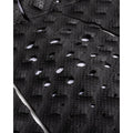 Detalle de los cortes de contraste y perforaciones del patrón Diamond Loc II negro del grip de surf Creatures of Leisure Griffin Colapinto Signature con tecnología Thermo-Lite.
