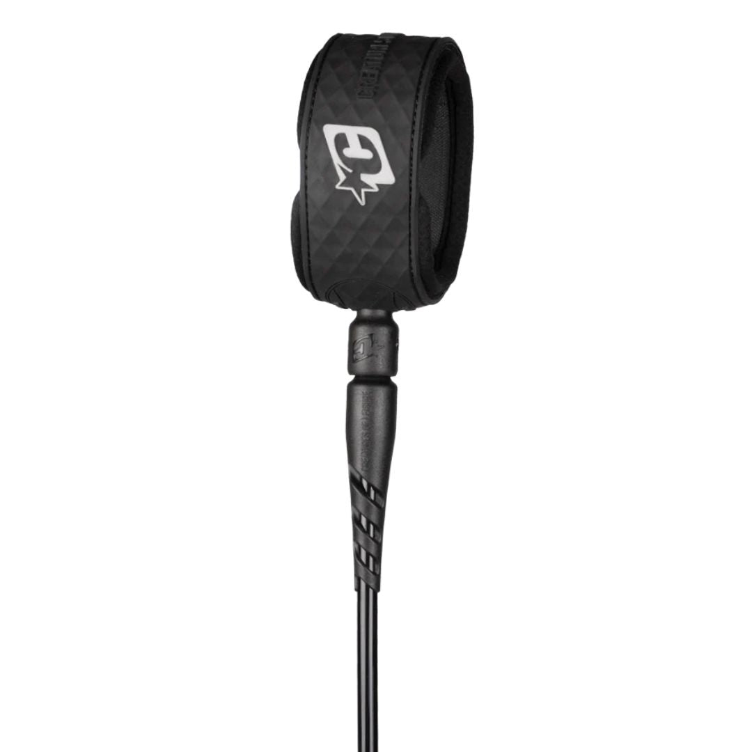 Leash de surf Creatures of Leisure Reliance 2.0 Medium Duty 6' black silver con tobillera negra, logo plateado, doble swivel marino negro y cordón negro de 6 mm con detalles plateados.
