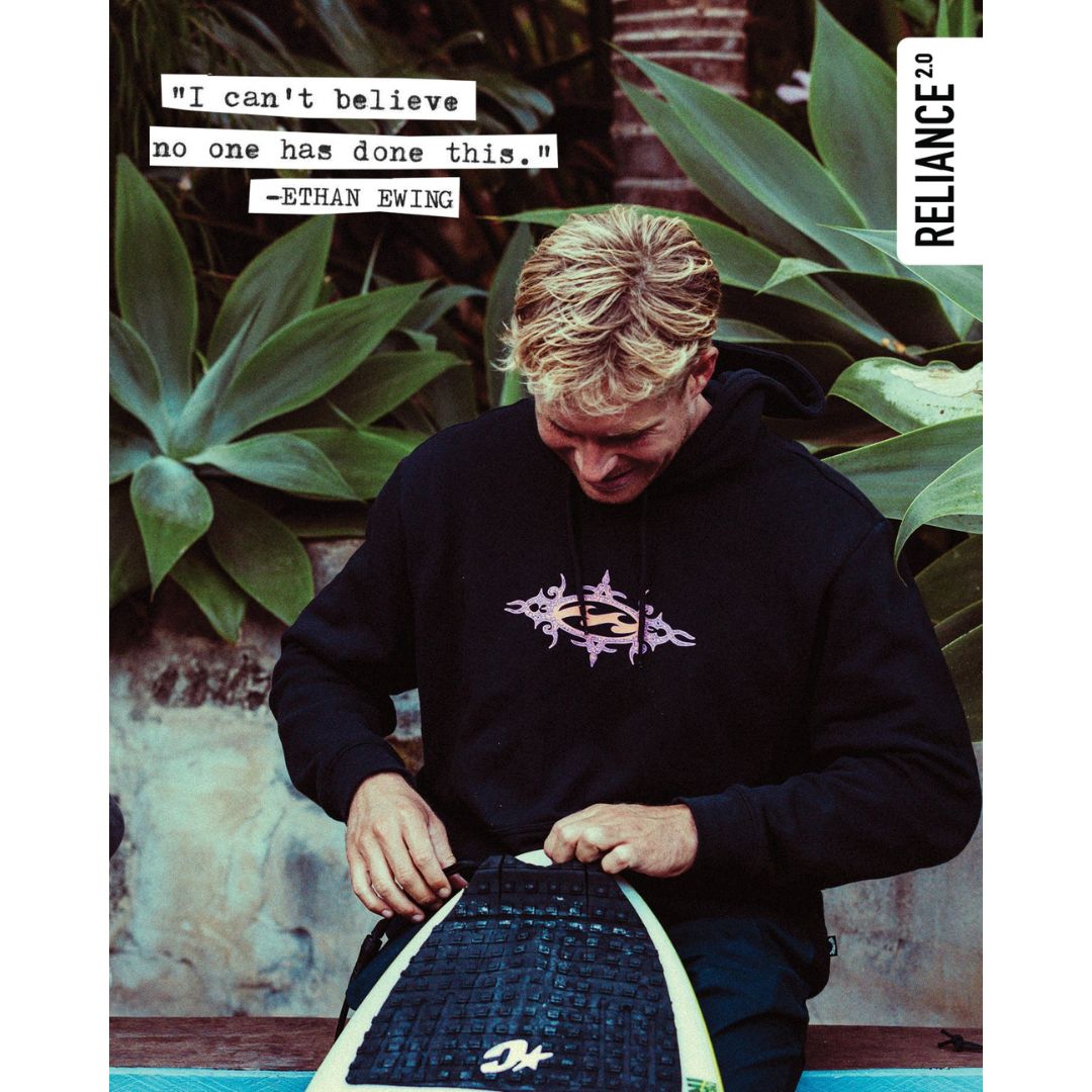 Surfista enganchando el leash de surf Creatures of Leisure Reliance 2.0 Standard Duty 6' black silver al leash plug de su shortboard.