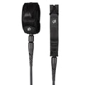 Leash de surf Creatures of Leisure Reliance 2.0 Standard Duty 6' black silver: vista completa de tobillera negra con logo plateado, doble swivel negro y cordón negro de 7 mm.