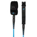 Leash de surf Creatures of Leisure Reliance 2.0 Standard Duty 6' cyan twist black: vista completa de tobillera negra con logo cyan, doble swivel negro y cordón cyan de 7 mm.