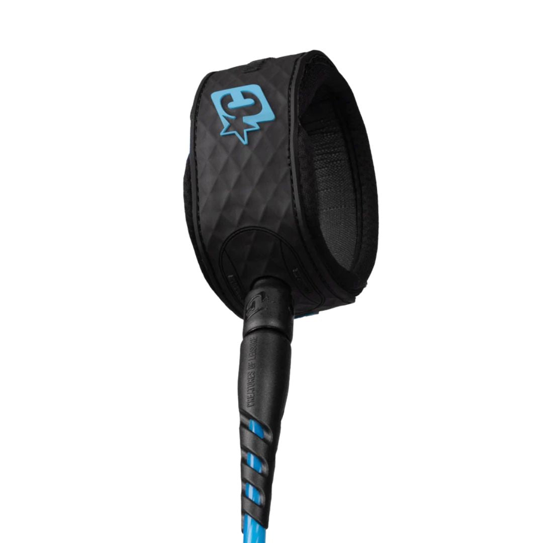Detalle de la tobillera Non-Slip Cuff negra con logo Creatures of Leisure cyan y swivel marino del leash Reliance 2.0 Standard Duty 6' cyan twist black.