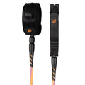 Leash de surf Creatures of Leisure Reliance 2.0 Standard Duty 6' hi-vis purple twist black: vista completa de tobillera negra con logo naranja, doble swivel y cordón naranja y morado de 7 mm.