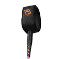 Detalle de la tobillera Non-Slip Cuff negra con logo Creatures of Leisure naranja y swivel del leash Reliance 2.0 Medium Duty 6' hi-vis purple twist black.