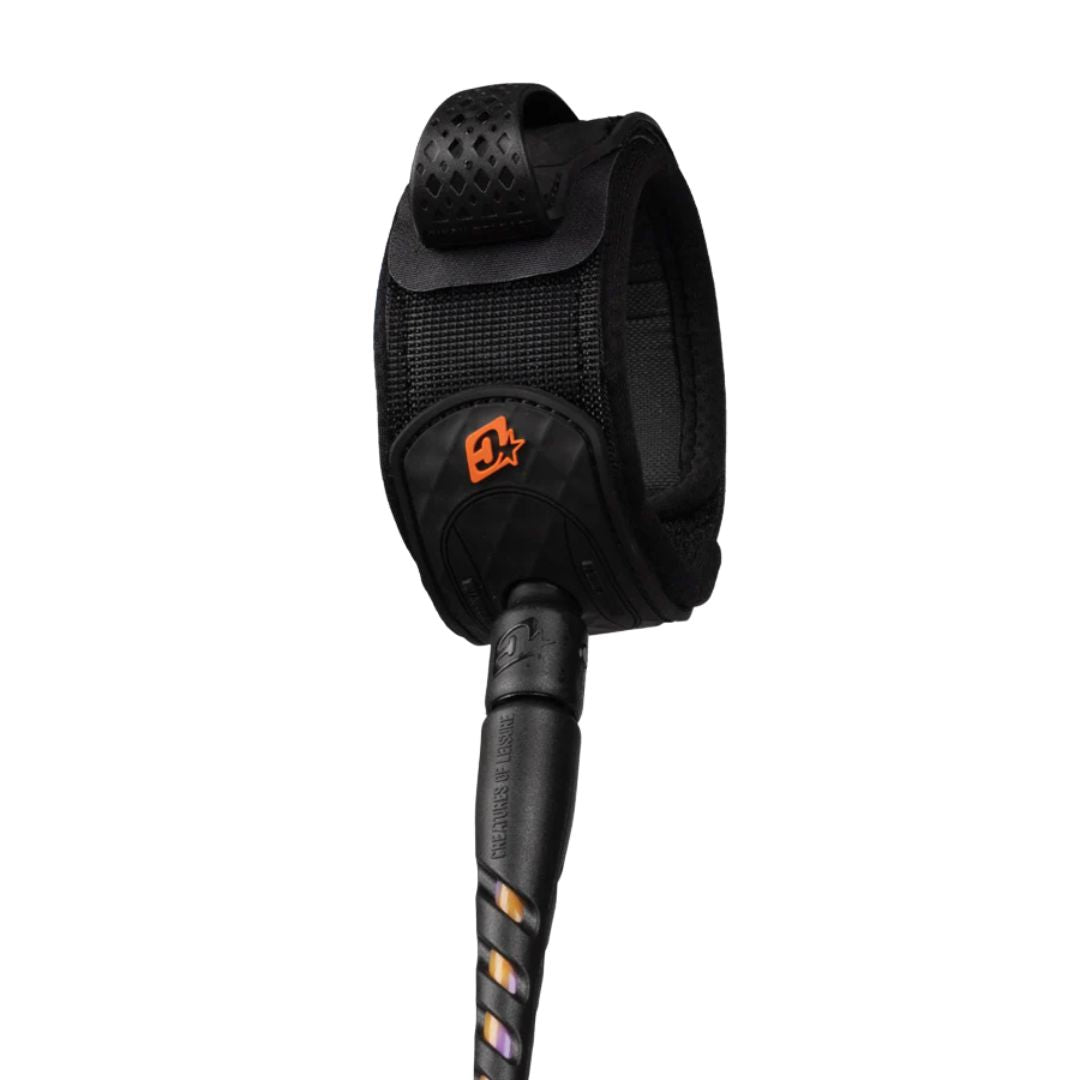 Vista interior de la tobillera negra del leash Creatures Reliance 2.0 Medium Duty 6' hi-vis purple twist black con tejido de malla antideslizante y cierre de velcro moldeado.