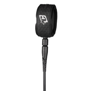 Leash de surf Creatures of Leisure Reliance 2.0 Standard Duty 7' black silver con tobillera negra, logo plateado, doble swivel marino negro y cordón negro de 7 mm con detalles plateados.