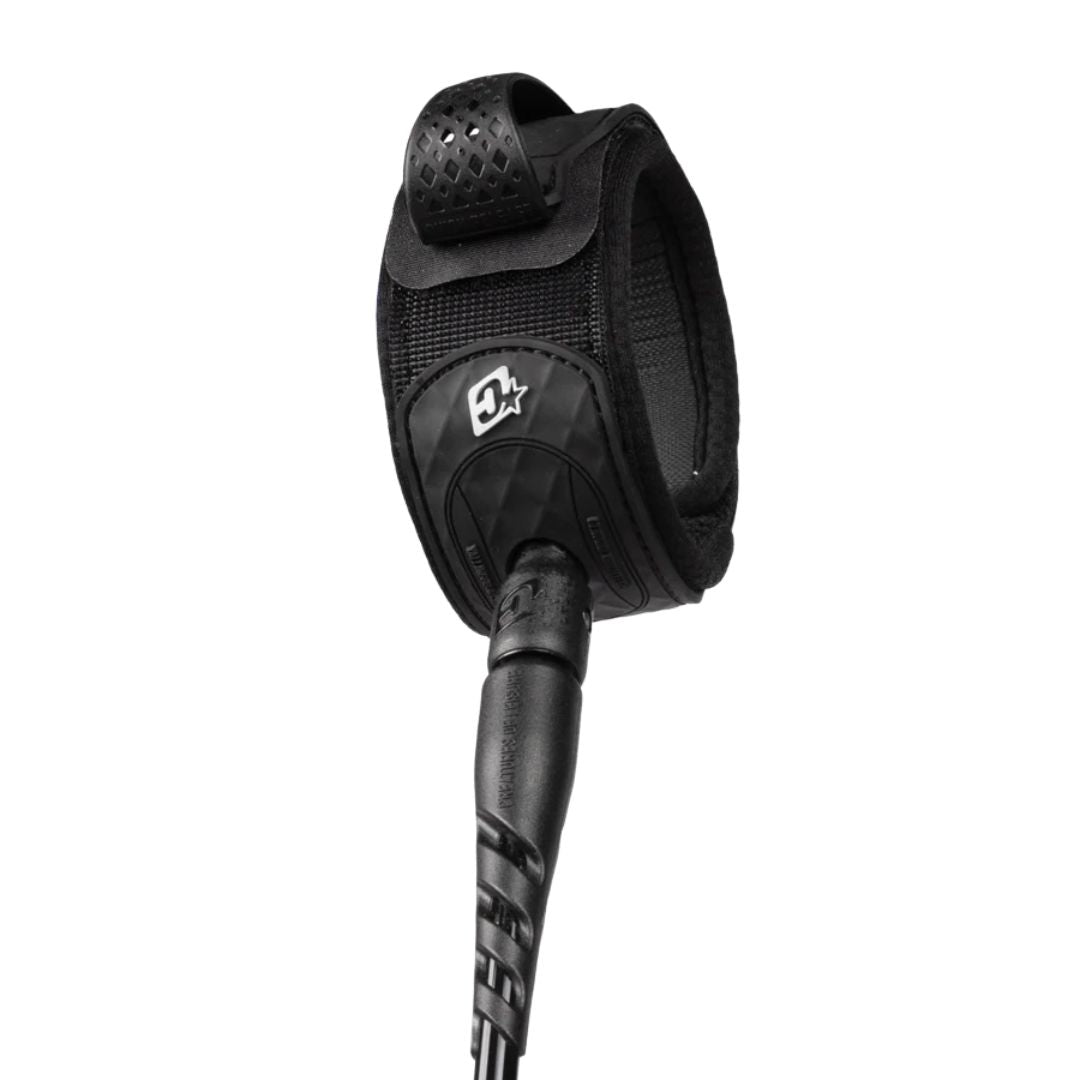 Vista interior de la tobillera negra del leash Creatures Reliance 2.0 Standard Duty 7' black silver con tejido de malla antideslizante, asa Quick Release y cierre de velcro moldeado.