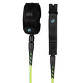 Leash de surf Creatures of Leisure Reliance 2.0 Standard Duty 7' pine lime twist black: vista completa de tobillera negra con logo azul, doble swivel negro y cordón verde lima de 7 mm y 2,1 m.