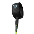 Detalle de la tobillera Non-Slip Cuff negra con logo Creatures of Leisure azul y swivel marino del leash Reliance 2.0 Standard Duty 7' pine lime twist black.