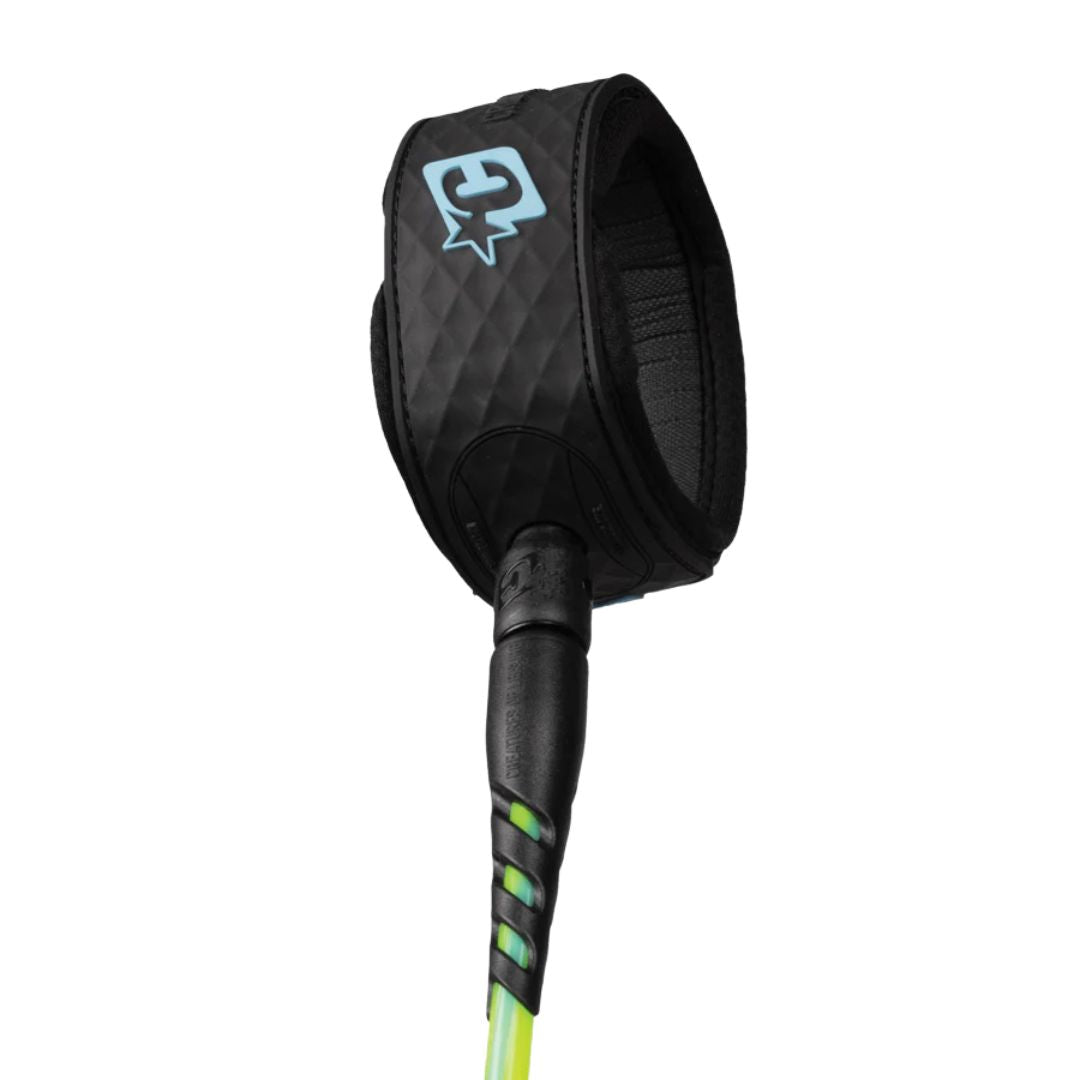 Detalle de la tobillera Non-Slip Cuff negra con logo Creatures of Leisure azul y swivel marino del leash Reliance 2.0 Standard Duty 7' pine lime twist black.
