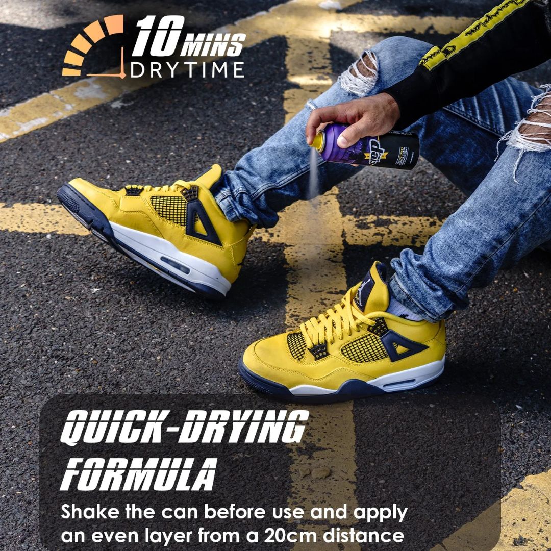 Aplicación de Crep Protect Spray en zapatilla amarilla, fórmula de secado rápido en 10 minutos.