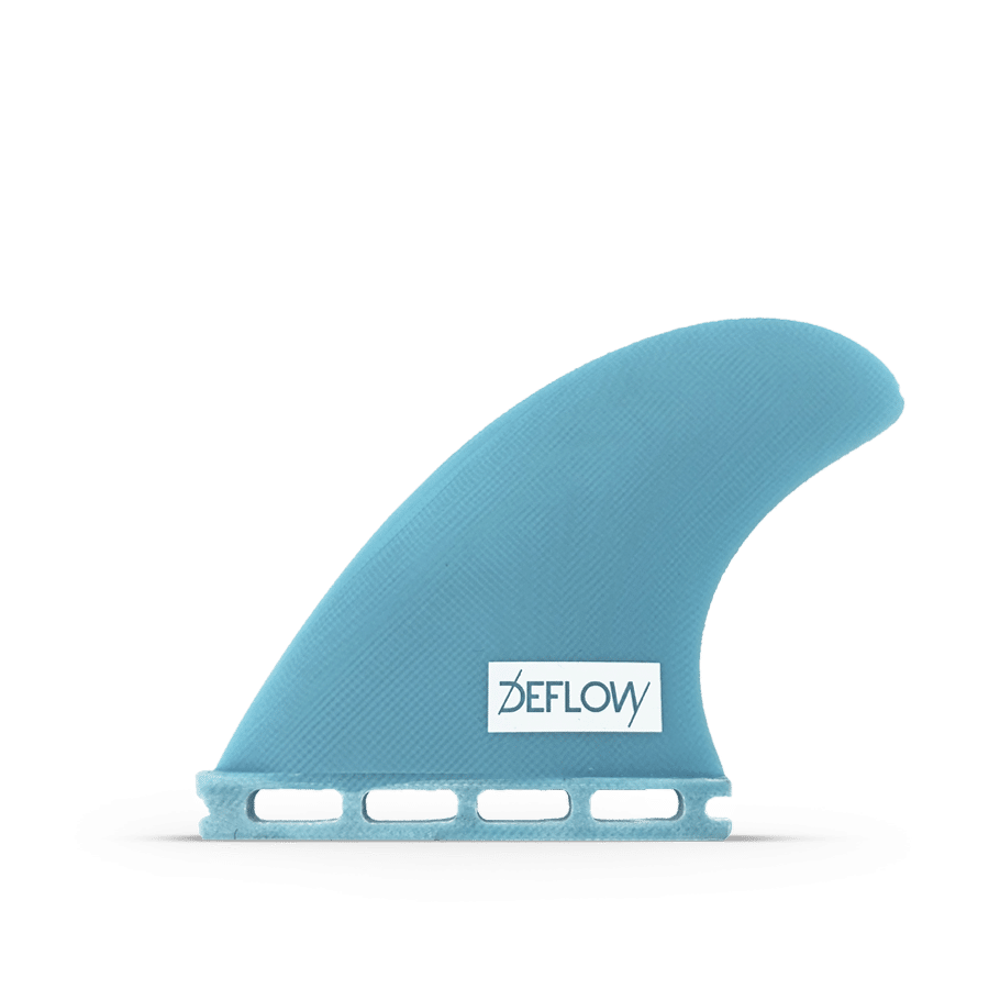 Quilla Deflow Asym Goofy Foot azul petróleo, vista lateral de quilla toe side trasera con perfil más bajo, base Futures y logo Deflow sobre fondo blanco.