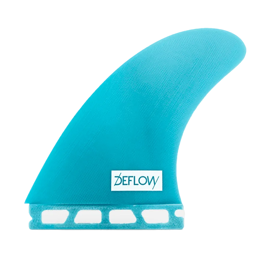 Quilla Deflow Asym Regular Foot azul turquesa en perspectiva, quilla toe side frontal de mayor altura con base Futures y logo Deflow, textura de fibra de vidrio visible.