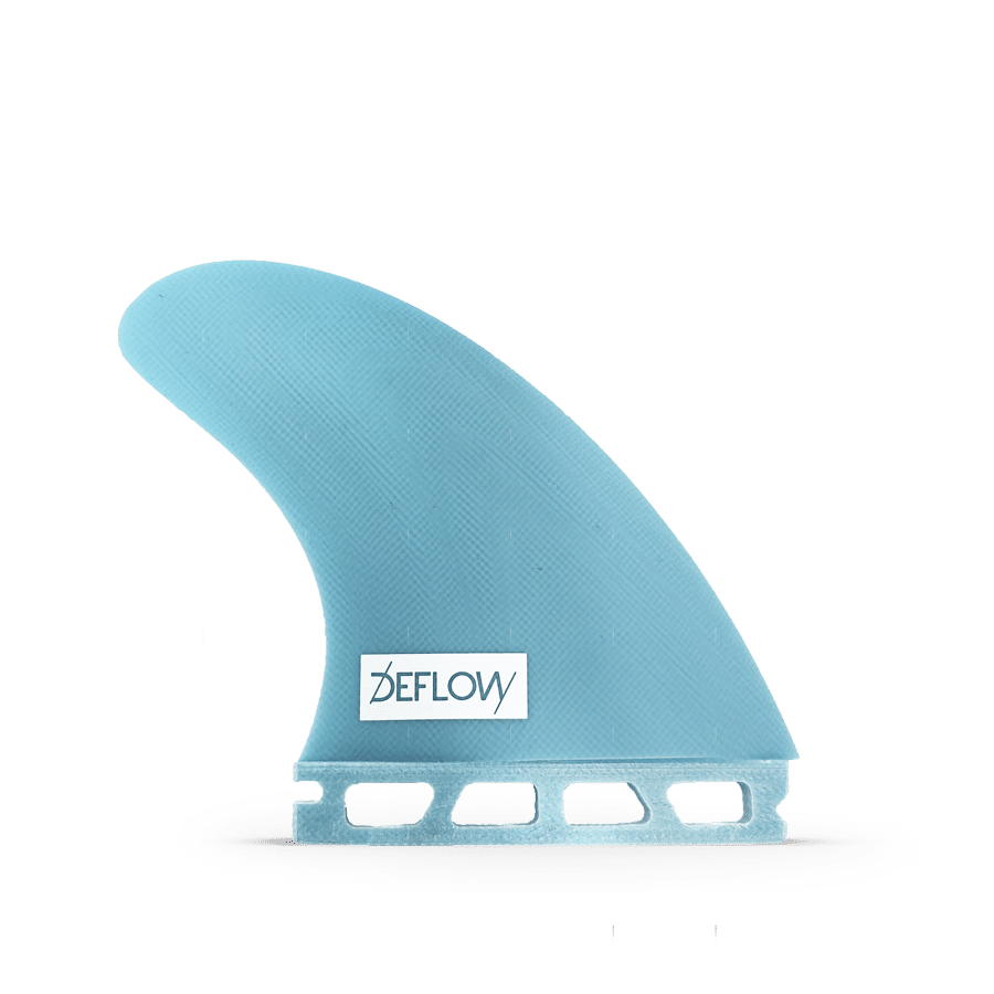 Quilla Deflow Asym Regular Foot azul turquesa, vista lateral de quilla toe side trasera con perfil medio y base Futures sobre fondo blanco, laminado de fibra de vidrio.