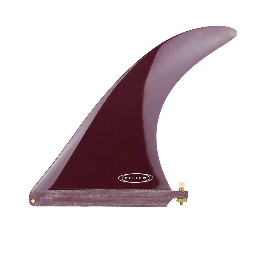 Quilla single fin Deflow Cream 9" en color cherry rojo enfocado, vista frontal mostrando el contorno en A y el perfil raked-back sobre fondo blanco.