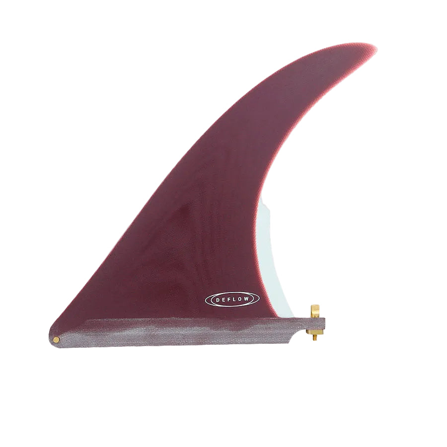 Quilla single fin Deflow Cream 9,75" en color cherry rojo enfocado, vista frontal mostrando el contorno en A y el perfil raked-back en fibra de vidrio sobre fondo blanco.