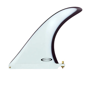 Quilla single fin Deflow Cream 9,75" acabado Polish blanco con detalles en borgoña, vista frontal mostrando el contorno en A y el laminado bicolor sobre fondo blanco.