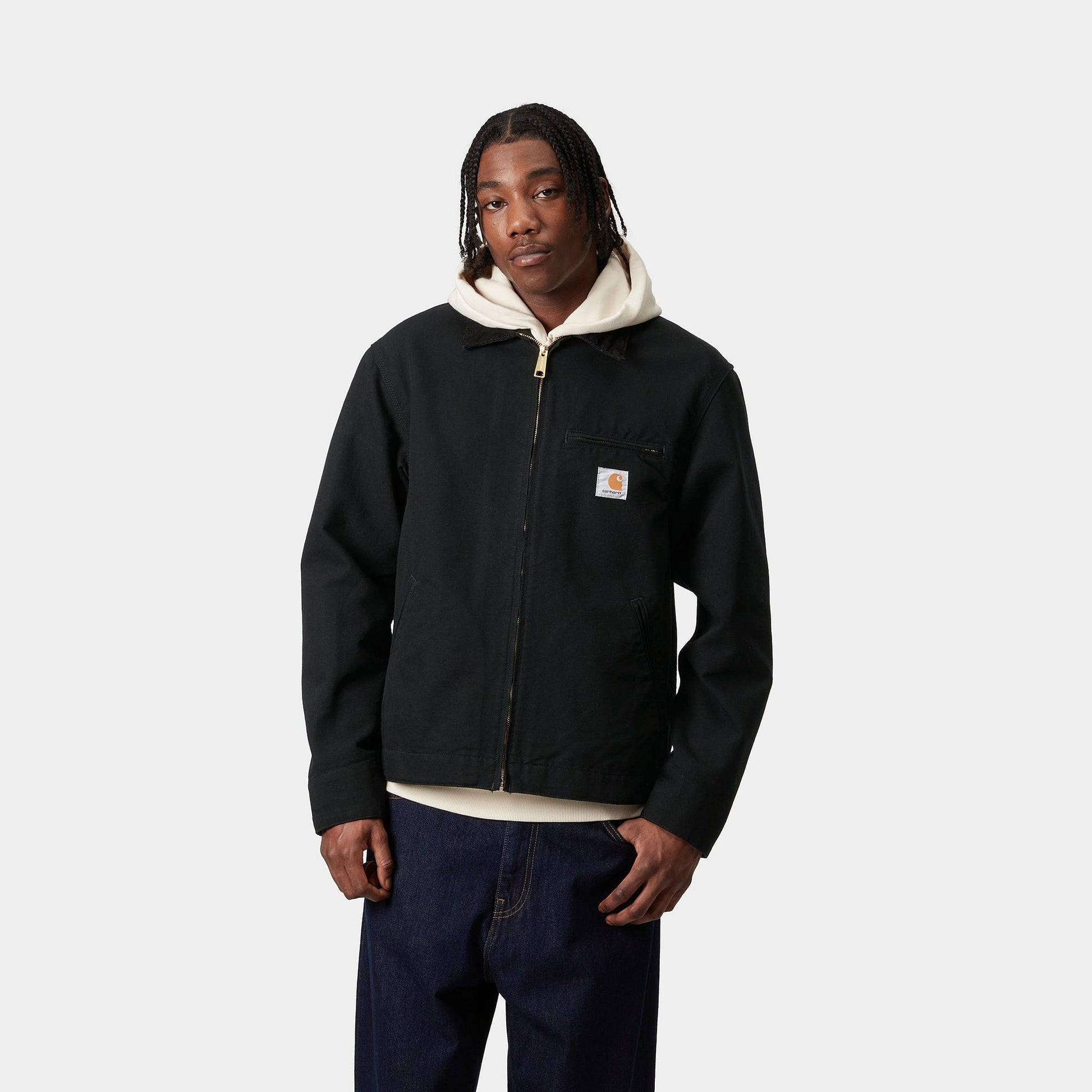 Hombre con la chaqueta de verano Carhartt WIP Detroit Jacket Black cerrada