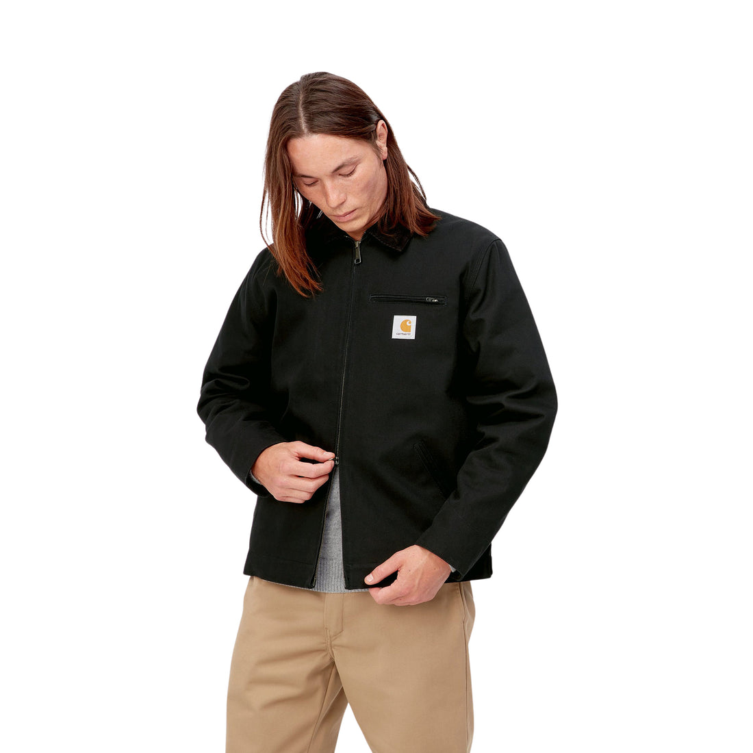 Mujer con la Chaqueta clásica y resistente Carhartt WIP Detroit Jacket Negra con las solapas negras