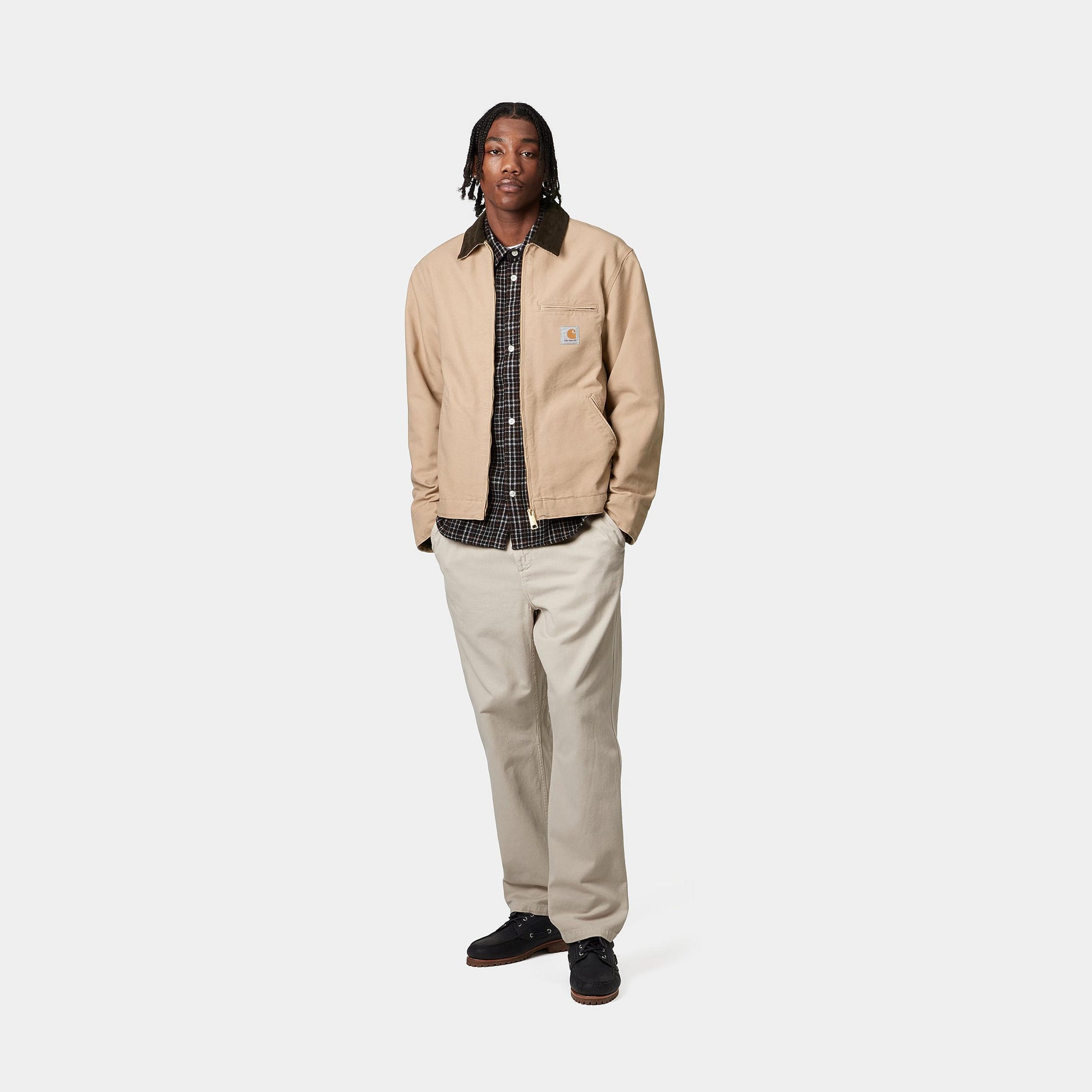 Hombre con la chaqueta de verano Carhartt WIP Detroit Jacket Dusty Hamilton Brown Tobacco y pantalones blancos