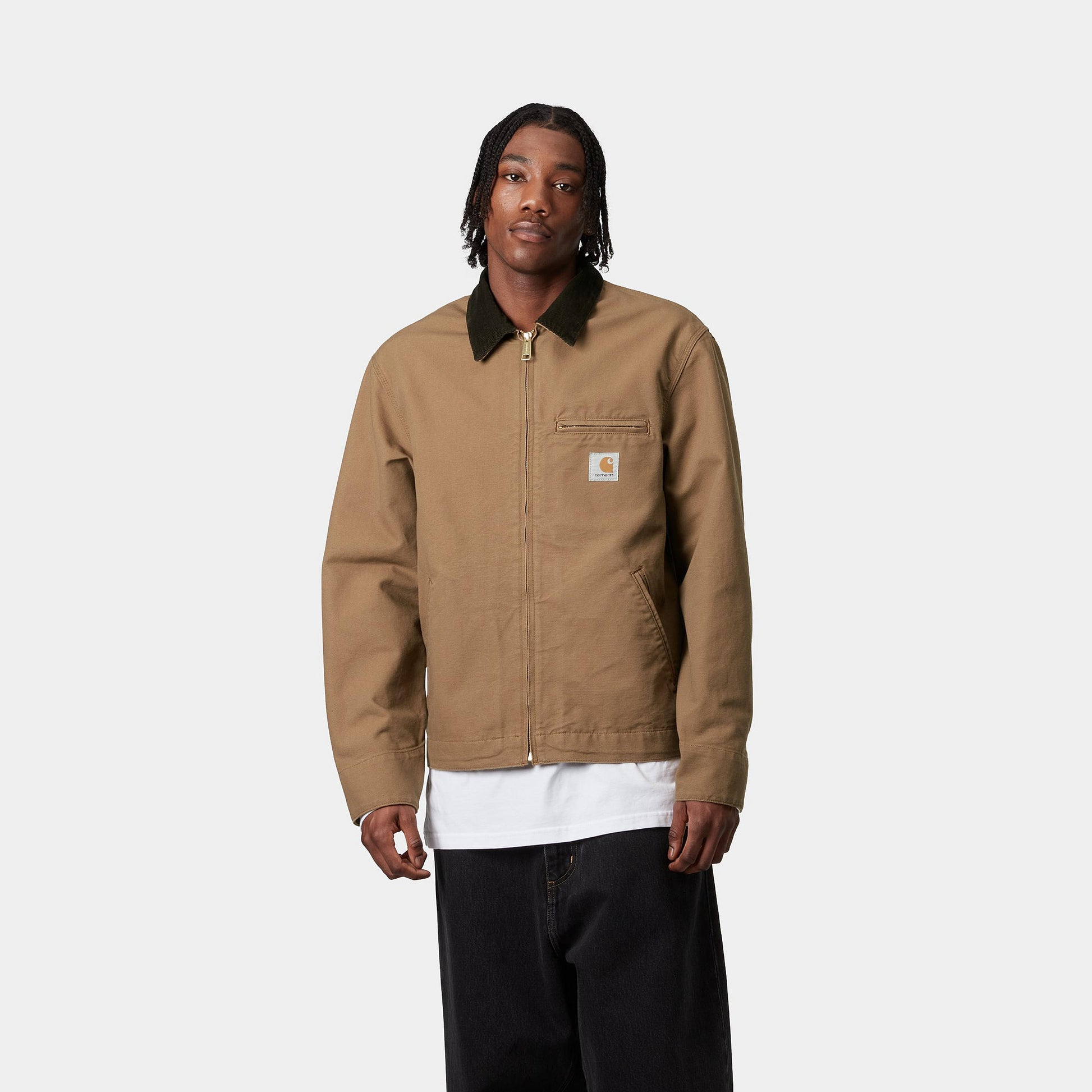 Hombre con la chaqueta de verano Carhartt WIP Detroit Jacket Hamilton Brown Tobacco cerrada