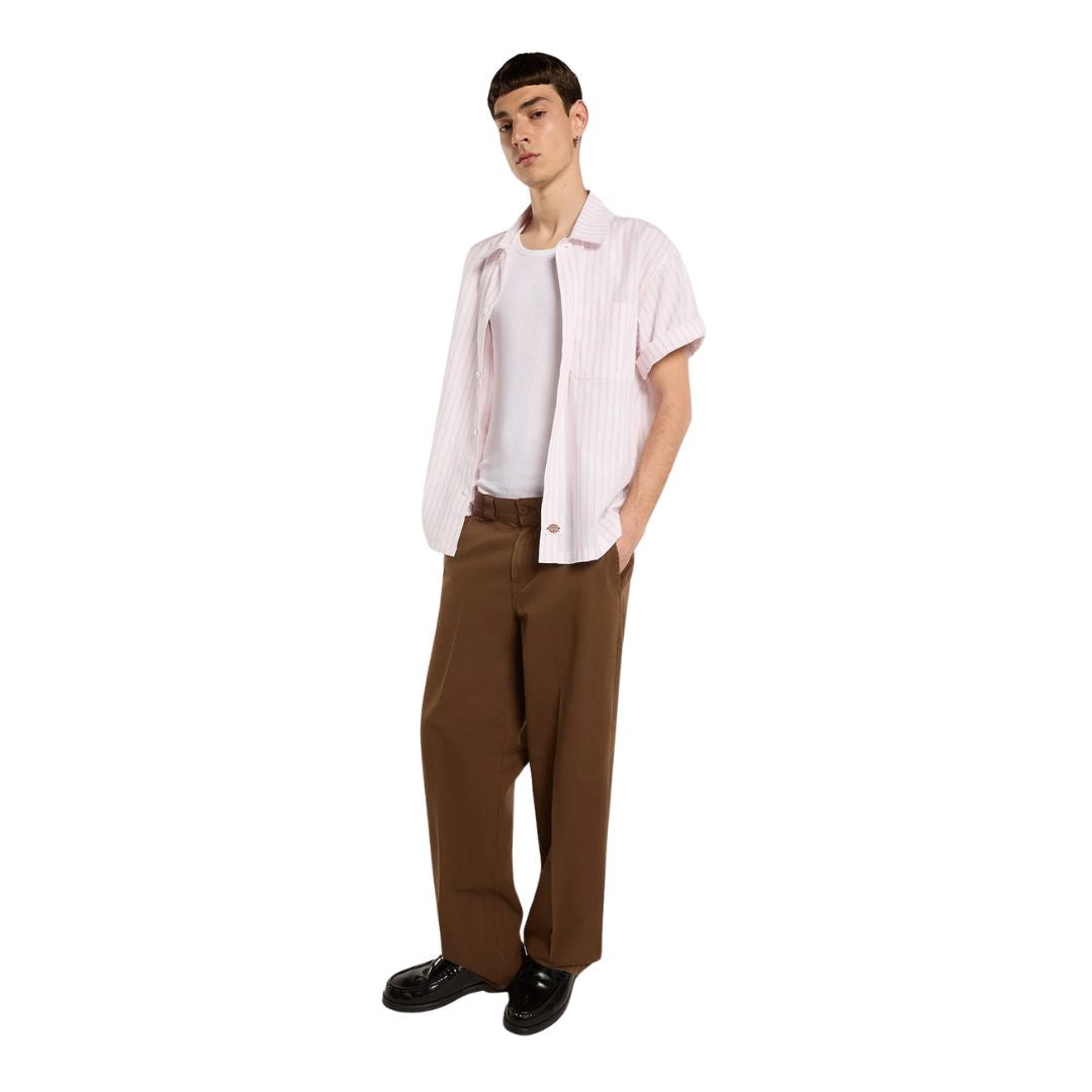 Look completo con el pantalón Dickies 247 Loose GD en marrón Timber combinado con camisa de manga corta a rayas, mostrando la caída holgada y el largo total de la pierna.