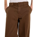Primer plano de la cintura del pantalón Dickies 247 Loose GD en marrón Timber: cierre frontal con botón, trabillas anchas y acabado en sarga de algodón con tacto afelpado.