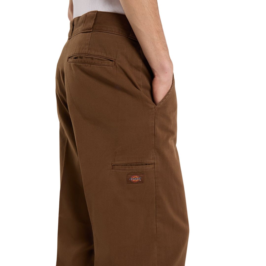 Detalle del bolsillo lateral para herramientas del pantalón Dickies 247 Loose GD en marrón Timber, con la etiqueta tejida Dickies cosida sobre el ribete del bolsillo trasero.
