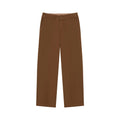 Pantalón de trabajo Dickies 247 Loose GD color marrón Timber extendido de frente, mostrando el corte holgado, la pretina con botón y los bolsillos delanteros de corte recto y ligeramente curvo.