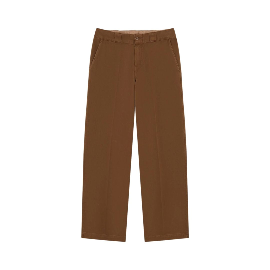 Pantalón de trabajo Dickies 247 Loose GD color marrón Timber extendido de frente, mostrando el corte holgado, la pretina con botón y los bolsillos delanteros de corte recto y ligeramente curvo.