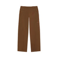 Pantalón Dickies 247 Loose GD en marrón Timber visto de espalda: bolsillos traseros ribeteados, bolsillo lateral para herramientas con etiqueta Dickies y trabillas anchas en la cintura..