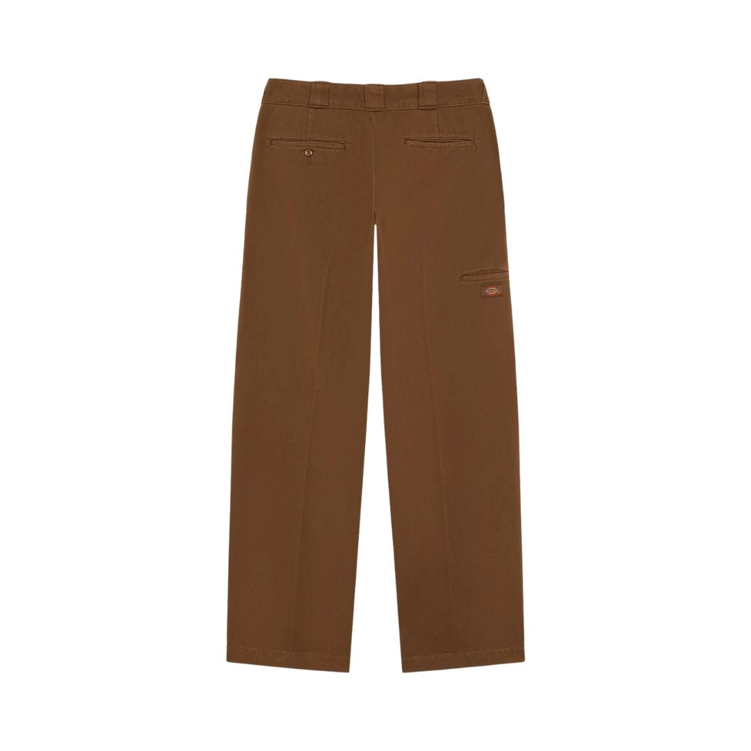 Pantalón Dickies 247 Loose GD en marrón Timber visto de espalda: bolsillos traseros ribeteados, bolsillo lateral para herramientas con etiqueta Dickies y trabillas anchas en la cintura..