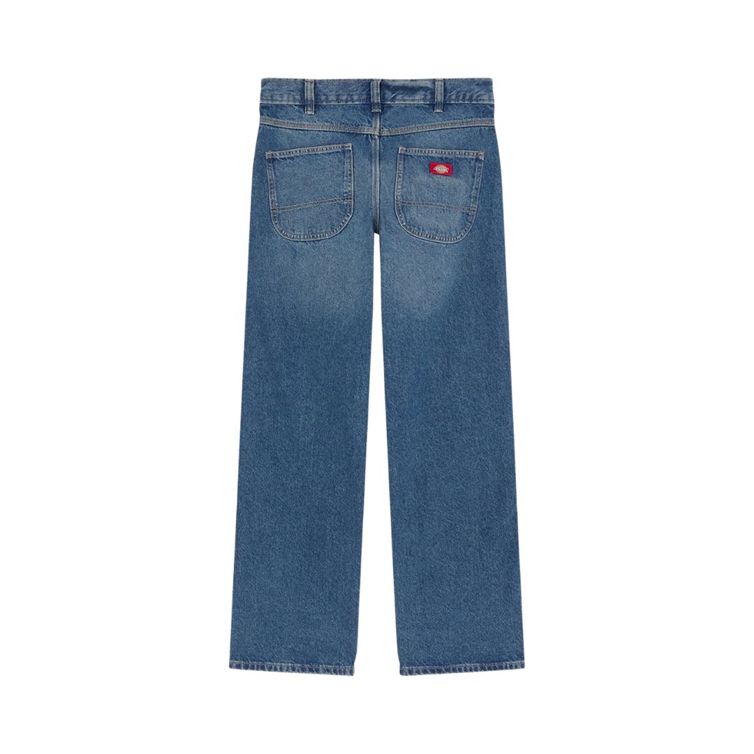 Vaqueros Dickies 954 Relaxed Straight Work Jeans classic blue, vista trasera en plano sobre fondo blanco, con dos bolsillos de parche, etiqueta roja Dickies y trabillas para cinturón.