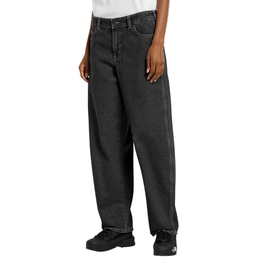 Dickies 958 Baggy Tapered Work Jeans Black Washed Fade vista tres cuartos mostrando silueta baggy y acabado denim negro lavado.